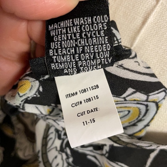 TORRID COLD SHOULDER 3/4 sleeve RUFFLE BLOUSE. Paisley on blank background SZ 1X - Picture 8 of 10